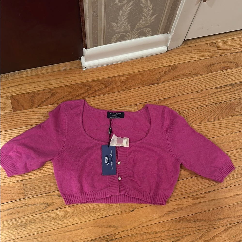 100% cashmere cropped pink sweater with pearl buttons